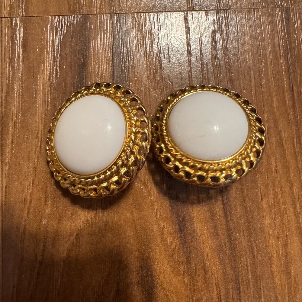 Elegant Gold and White clip on vintage Earrings